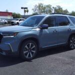 El Honda Pilot se prepara para ofrecer aún más espacio y confort, con mejoras en la suspensión para una conducción más suave. La conectividad avanzada y los sistemas de asistencia al conductor serán protagonistas, buscando atraer a familias tecnológicas que valoran comodidad y seguridad.