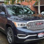 El GMC Acadia entre 2007 y 2012 no se salva de los problemas. Su historial incluye fallos en la transmisión y el motor, que se agravan con los años. Mantener estos vehículos puede superar los beneficios de seguir conduciéndolos. Los conductores actuales prefieren SUV con mejor eficiencia y características de seguridad avanzadas.