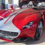 Parte de la exclusiva serie Icona, el Ferrari Monza SP2 rinde tributo a los deportivos de los años 50 con una estética retro y una potencia brutal. Su V12 de 6,5 litros genera sensaciones extremas pese a que su velocidad máxima está limitada a 300 km/h. Su carácter de edición limitada lo convierte en una pieza de colección destinada a pocos afortunados.