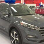 El Hyundai Tucson 2016 fue protagonista de múltiples quejas por su caja de cambios de doble embrague (DCT). Muchos conductores reportaron tirones, vacíos de aceleración e incluso paradas inesperadas en ciudad. Hyundai lanzó una campaña de actualización en la centralita de la transmisión, pero la confianza quedó tocada. Aun así, el Tucson sigue siendo popular en el segmento, aunque conviene comprobar que estas reparaciones estén hechas.