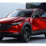 El Mazda CX-30 2025 destaca por su motor 2.5 litros de 191 CV con tracción total, uno de los más potentes en su rango de precios. Su interior combina materiales de calidad con una pantalla de 8,8 pulgadas y un completo sistema de sonido. Además, incluye arranque sin llave y un amplio paquete de asistencias a la conducción, consolidándose como un SUV subcompacto con gran equilibrio entre prestaciones, seguridad y tecnología.