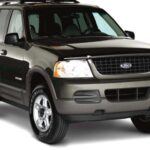 La Ford Explorer Sport Trac fue una propuesta innovadora: un SUV con cabina amplia, pero con la versatilidad de una camioneta gracias a su caja trasera. Su diseño híbrido lo convirtió en un vehículo perfecto tanto para el trabajo como para la vida familiar. Su robustez y su carácter polivalente lo hicieron destacar en su tiempo, y aún hoy se recuerda como un modelo adelantado a su época.