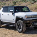 El GMC Hummer EV 3X es una paradoja sobre ruedas: pesa más de 4 toneladas, pero acelera como un deportivo. Con tres motores eléctricos que entregan más de 1.000 CV y 1.200 lb-pie de par, esta mole pasa de 0 a 100 km/h en 3 segundos y recorre el cuarto de milla en 11,6 segundos. Un auténtico ejercicio de exceso que redefine lo que puede ser una camioneta eléctrica.