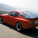 El Porsche 944 fue durante años la entrada más “accesible” al universo Porsche, con un diseño ochentero inconfundible. Sin embargo, su auge en pandemia ya pasó, y ahora las ventas son más lentas. Con piezas costosas y un mantenimiento poco amable, muchos coleccionistas se están alejando de este modelo. Según expertos de EpicVIN, algunos ejemplares han vuelto a cotizarse por debajo de los 10.000 dólares, lo que supone un desplome considerable.