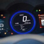 El llamado range anxiety es uno de los temores más comunes entre los conductores de coches eléctricos. Para evitarlo, conviene tener en cuenta que el terreno, la climatología y la velocidad de conducción influyen directamente en el consumo. Lo ideal es planificar el recorrido con las herramientas de navegación de Tesla, que muestran puntos de carga estratégicamente ubicados para que nunca te falte energía en ruta.