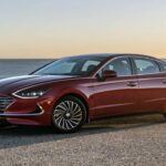El Hyundai Sonata híbrido es un sedán elegante y espacioso que ofrece un rendimiento constante y económico. Su batería está diseñada para durar, y el sistema híbrido reduce significativamente el gasto en combustible. Además, su tecnología avanzada hace que conducirlo sea cómodo y seguro a lo largo de los años.