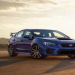 El Subaru WRX STI es un sedán práctico con corazón de rally. Su motor bóxer turbo de 305 CV y tracción total con diferencial central ajustable garantizan una tracción y un paso por curva incomparables. Su interior, centrado en el conductor, prioriza la funcionalidad sobre el lujo, ofreciendo asientos cómodos y controles sencillos. Los modelos usados permiten disfrutar de un coche AWD de alto rendimiento a precio razonable.