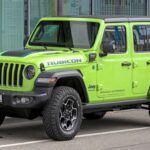 El Jeep Wrangler es sinónimo de aventura y libertad. Su construcción sobre chasis de acero es clave para su legendaria capacidad todoterreno. Con su diseño icónico y puertas desmontables, el Wrangler ofrece una experiencia de conducción única que conecta al conductor con el entorno. Motores potentes y opciones personalizables completan un SUV adaptable a cualquier necesidad.
