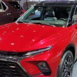 El Chevrolet Blazer, nacido en 1969 como un 4x4 robusto, ha renacido como un crossover mediano de diseño deportivo y elegante. Con varias opciones de motorización y un sistema de infoentretenimiento intuitivo, refleja la adaptación de Chevrolet a la vida urbana sin olvidar su espíritu aventurero. Su transformación es prueba de cómo la marca sabe reinventarse.
