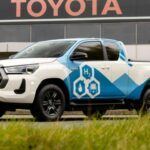 Toyota está decidida a apostar por el hidrógeno y el prototipo del Toyota Hilux Fuel Cell lo demuestra. Este pick-up ofrecerá una autonomía simulada de 587 km y un repostaje tan rápido como un diésel, convirtiéndose en una alternativa real a la electrificación por baterías. Su desarrollo se ha realizado en el Reino Unido y representa un paso importante para el futuro de los vehículos comerciales de la marca.