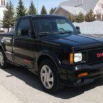 El GMC Syclone irrumpió en 1991 como una auténtica revolución. Con un V6 turboalimentado de 280 CV, era capaz de acelerar de 0 a 100 km/h en apenas 4,3 segundos, superando a deportivos de la época. Con solo 2.995 unidades fabricadas, su rareza y prestaciones lo elevaron a la categoría de objeto de culto, siendo uno de los pick-ups más codiciados por coleccionistas.
