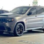 El Jeep Grand Cherokee Trackhawk es la propuesta americana que mezcla potencia bruta y capacidad off-road. Su motor de alto rendimiento exige un mantenimiento riguroso, especialmente en transmisión y suspensión. El precio de mantener este SUV radica en que cada componente está diseñado para soportar un uso extremo, lo que implica revisiones frecuentes y repuestos costosos.