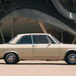 Con el Audi 100, nacido bajo el paraguas de Volkswagen, llegó el verdadero cambio de rumbo. Era más refinado, con suspensión más compuesta, mejor insonorización y una calidad interior que lo ponía a la altura de los sedanes premium de los años 70. Su evolución con el motor de cinco cilindros fue clave para rivalizar con el BMW Serie 5, abriendo un nuevo capítulo en la historia de la marca.