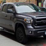 La Toyota Tundra TRD Pro es reconocida por su fiabilidad a prueba de todo. Con un V8 de 5.7 litros y suspensión firmada por TRD, domina tanto en ciudad como en caminos sin asfaltar. Su construcción sólida y tecnología off-road la posicionan como una de las pick-ups más resistentes del mercado.