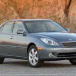 Si prefieres algo más elegante, el Lexus ES 330 de 2006 combina lujo y durabilidad. Equipado con un motor V6 de 218 CV y acabados premium, ofrece una experiencia de conducción refinada incluso dos décadas después. Aunque para encontrarlo por $5,000 probablemente tenga un kilometraje elevado, un buen mantenimiento convierte a este sedán en un compañero tan confiable como el coche de seguridad en una carrera de Fórmula 1.