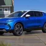 El Chevrolet Equinox EV, con un precio de $33,600, combina practicidad y eficiencia. Su tamaño compacto y sistemas de seguridad avanzados lo convierten en uno de los EV más baratos de asegurar para conductores urbanos y familias que buscan un eléctrico confiable.