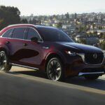Precio de venta sugerido: $51,475 a $59,480
El Mazda CX-90 Plug-in Hybrid destaca por su espacio en tercera fila y excelente eficiencia de combustible. Ideal para familias que buscan reducir su huella de carbono y ahorrar en combustible, con promociones de arrendamiento que lo hacen aún más atractivo.
