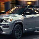 Precio de venta sugerido: $26,900
El Jeep Compass 2025 ha sido criticado por sus asientos incómodos y una disposición de controles frustrante. Con un diseño que no se renueva desde 2017, ofrece poca eficiencia y tecnología inferior a la competencia, lo que genera que muchos propietarios lo consideren un SUV problemático y poco recomendable.