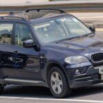 El BMW X5 E70, producido entre 2006 y 2013, redefinió lo que debía ser un SUV premium. Su gama incluía desde motores de gasolina de gran potencia hasta un eficiente turbodiésel, siempre con un sistema de tracción integral y suspensión avanzada que garantizaban un comportamiento ejemplar tanto en carretera como fuera de ella.

Por dentro, el E70 ofrecía un habitáculo espacioso, materiales de primera calidad y la tecnología más puntera de su época. Fue, y sigue siendo, una opción excelente para familias que buscaban un SUV de lujo sin renunciar al placer de conducción característico de BMW.