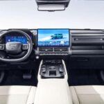 El exterior destaca por sus faros LED cuadrados, una barra de luz frontal de 1,08 metros y unos pilotos traseros con 300 diodos LED que le dan un aire futurista. En el interior, encontramos un volante de doble radio, cuadro digital de 12,3 pulgadas y pantalla central de 14,6 pulgadas, compatibles con Huawei HiCar y CarLink.