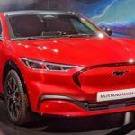 Ford arriesgó al poner el emblemático caballo del Mustang en un SUV eléctrico, pero el resultado fue todo un acierto. El Mach-E, especialmente en su versión GT de 480 CV, demostró que la electrificación también podía ser pasional. En 2021 llegó incluso a superar en ventas al Mustang tradicional y fue nombrado “Utility Vehicle of the Year” en Norteamérica.
