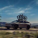 Toyota prepara una ofensiva eléctrica con su nueva gama bZ, y uno de los más interesantes será el bZ Woodland, previsto para principios de 2026. Este SUV compacto de corte off-road ofrecerá 375 CV con tracción total y una autonomía estimada de 420 km. Con 21 cm de despeje al suelo, apunta a ser un rival directo de propuestas como el Subaru Trailseeker, combinando sostenibilidad con espíritu aventurero.