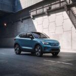 El Volvo C40 Recharge 2024 no solo presume de un diseño elegante, sino también de un arsenal tecnológico que incluye Google Assistant, Google Play, cámara de 360 grados, purificador de aire y sistema de sonido premium. Su autonomía alcanza las 297 millas (478 km), y gracias a su carga rápida puede pasar del 10% al 80% en solo 28 minutos. Con un precio de 53.600 dólares, es una de las propuestas más sólidas para quienes buscan lujo escandinavo con conciencia ecológica.