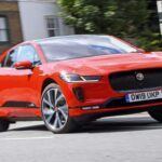 El Jaguar I-Pace combina el lujo característico de la marca con un enfoque claramente deportivo. Su batería de 90 kWh le otorga una autonomía inicial de hasta 470 km, y su bajo centro de gravedad le da un comportamiento dinámico difícil de igualar en un SUV eléctrico. Hoy en día, sigue siendo uno de los eléctricos usados más deseados por quienes buscan prestaciones y distinción.