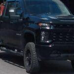 La Chevrolet Silverado 2500HD ofrece una combinación equilibrada entre potencia y durabilidad. Disponible con un V8 de gasolina de 6.6 litros o el robusto Duramax Turbo-Diésel V8, está diseñada para soportar los trabajos más exigentes. Su longevidad la ha convertido en un referente en los rankings de fiabilidad a largo plazo.