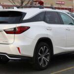 El Lexus RX 350L no pretende ser el SUV más deportivo ni el más innovador tecnológicamente, pero sí uno de los más fiables del mercado. Lexus, respaldado por la ingeniería de Toyota, ha conseguido que este modelo supere con facilidad los 300.000 km sin complicaciones graves. Sus versiones híbridas, además, combinan eficiencia con durabilidad, y el interior, construido con materiales de alta calidad, mantiene esa sensación premium incluso después de muchos años de uso intensivo.