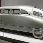 Inspirado en el Dymaxion, el Stout Scarab se presentó como un vehículo espacioso y futurista en los años 30. Con un diseño interior modular y asientos reposicionables, se adelantó décadas a la moda de los monovolúmenes. Aunque solo se fabricaron nueve prototipos, su concepto es considerado visionario.