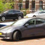 Aunque los vehículos eléctricos se promocionan como la solución definitiva, no todos sus aspectos son tan verdes como parecen. El Tesla Model 3 (2021) y el Nissan Leaf (2021) han recibido críticas no por sus emisiones en carretera —que son prácticamente nulas— sino por el impacto medioambiental de su fabricación y baterías, lo que pone en debate su huella total de carbono.