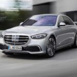 Si hablamos de lujo en su máxima expresión, el Mercedes-Benz Clase S es la cima. Desde 117.900 dólares, este modelo eleva la experiencia de conducción a un nivel casi artístico. Con los últimos avances tecnológicos, un motor refinado y una cabina que más parece un salón privado, el Clase S es considerado por muchos como el mejor coche de lujo del mundo. Es la elección perfecta para quienes desean entrar en la jubilación disfrutando de cada kilómetro con serenidad y exclusividad.