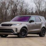 El Land Rover Discovery combina capacidad todoterreno con lujo, pero su fama de problemas a largo plazo es bien conocida. Los fallos más recurrentes incluyen suspensión neumática, problemas eléctricos y transmisión. Cada uno de estos elementos es caro y complejo de reparar, haciendo que este SUV sea una opción arriesgada si se busca durabilidad y bajo mantenimiento tras 100.000 millas.