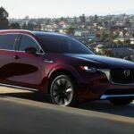 El Mazda CX-90 Plug-in Hybrid es un SUV espacioso con tercera fila de asientos, perfecto para familias. Su precio se sitúa entre $51,475 y $59,480, y ofrece promociones atractivas que facilitan su adquisición. Además, Mazda cuenta con una sólida reputación de fiabilidad, asegurando una inversión duradera y eficiente en combustible.