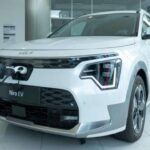 El Kia Niro EV 2025, valorado en $40,600, ofrece un interior amplio, buen estilo y una lista generosa de características estándar. Aunque su velocidad de carga es más lenta que la de sus rivales y su precio inicial algo elevado, compensa con 253 millas de autonomía y una conducción suave, ideal para quienes priorizan confort y practicidad.