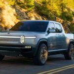 El Rivian R1T 2025, con un precio inicial de $71,000, comparte los mismos problemas que Tesla en cuanto a reparaciones. Los daños por colisión pueden costar decenas de miles de dólares, como reportó un propietario que pasó de un presupuesto inicial de $1,600 a una factura final de $42,000, lo que lo convierte en un vehículo muy arriesgado para comprar nuevo.