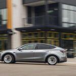 Este Tesla mantiene su sistema de tracción integral (AWD) con dos motores eléctricos, lo que le confiere una entrega de potencia instantánea y una tracción impecable en todo tipo de superficies. El 0 a 100 km/h se sitúa por debajo de los 5 segundos, acercándolo a prestaciones propias de un deportivo.