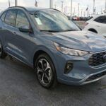 El Ford Escape se distingue por un rodaje muy cómodo y una suspensión que absorbe de manera eficaz las irregularidades del asfalto. Ofrece diferentes opciones de motorización, incluidas versiones híbridas, lo que aporta versatilidad y eficiencia. El interior destaca por su amplitud y su tecnología intuitiva, con un sistema de infoentretenimiento fácil de usar, ideal para familias y conductores que buscan comodidad en sus desplazamientos diarios.