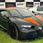 Si hay un nombre que simboliza el exceso automovilístico, ese es Bugatti. El Chiron Super Sport equipa un motor W16 cuádruple turbo de 8.0 litros con 1.578 CV, capaz de superar los 440 km/h. Más allá de sus cifras demenciales, sorprende por un interior lujoso al detalle, con materiales a medida y acabados artesanales que lo convierten en una pieza de colección. Un verdadero hiperdeportivo que fusiona tecnología aeroespacial con refinamiento de salón.