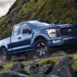 Hablar de pick-ups en Estados Unidos es hablar del Ford F-150, el vehículo más vendido del país durante décadas. Con un precio inicial inferior al de la Tundra, ofrece configuraciones para todos los gustos, desde versiones básicas hasta modelos de lujo o con enfoque todoterreno. Aunque en fiabilidad queda ligeramente por debajo de Toyota, su versatilidad, potencia y enorme red de repuestos la convierten en una apuesta segura para quienes buscan tradición y confianza.