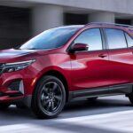 El Chevrolet Equinox es otra compra inteligente para este Labor Day. Con un precio por debajo de los 40.000 dólares y financiación al 0% APR, representa una opción muy competitiva. De hecho, se ha convertido en el EV más vendido en EE.UU. fuera de Tesla, combinando practicidad, autonomía suficiente y una propuesta económica difícil de superar.
