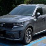 El Kia Sorento 2021 ha sido bien recibido por su diseño moderno y practicidad para familias, pero las pruebas de choque han revelado vulnerabilidades en impactos frontales de pequeño solapamiento, como los que ocurren contra un poste o un árbol. A pesar de incorporar ayudas como la alerta de tráfico cruzado y el monitoreo de ángulo muerto, su estructura no respondió de manera óptima en estas condiciones específicas.