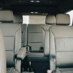 Algunos station wagons ofrecían una tercera fila de asientos orientada hacia atrás, una idea que prometía más capacidad para familias numerosas. Sin embargo, estos asientos eran incómodos, inseguros en choques traseros y generaban mareo en los pasajeros. La evolución hacia los SUV y monovolúmenes modernos dejó claro que esta solución nunca fue la mejor opción.