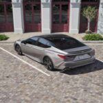 Un escalón por encima, el Toyota Camry Hybrid ofrece más espacio, potencia y refinamiento. Monta un bloque 2.5 litros con asistencia híbrida para alcanzar los 208 CV, suficiente para mover con soltura a esta berlina mediana. Su consumo también es sobresaliente, con cifras de 51 mpg en ciudad y 53 en carretera (alrededor de 4,6 l/100 km). Por unos 28.000 €, se posiciona como un modelo equilibrado para quienes buscan comodidad sin renunciar a la eficiencia.