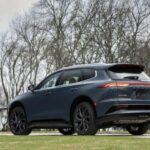 Aunque oficialmente se comercializa como SUV, el Crown Signia se inspira en las proporciones de las vagonetas tradicionales. Su motor híbrido de 2.5 litros con 240 hp y tracción total ofrece eficiencia y confort, mientras que el interior rivaliza con el de un Lexus, proporcionando calidad, espacio y un maletero razonablemente amplio, perfecto para familias que buscan elegancia y funcionalidad.