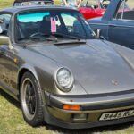 Desde su debut en 1964, el Porsche 911 se convirtió en un icono gracias a su motor trasero bóxer de seis cilindros y su equilibrio entre rendimiento y facilidad de conducción. La versión Turbo de 1975 marcó un antes y un después, estableciendo estándares de potencia y manejo que consolidaron al 911 como una auténtica maravilla tecnológica y deportiva.