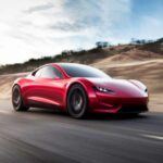 Mientras Tesla acumula retrasos, la competencia avanza con pasos firmes. Rimac ya comercializa el Nevera con 1.900 CV, Lucid lanzó el Air Sapphire, y hasta fabricantes chinos como NIO o BYD presentan eléctricos de altas prestaciones. El Roadster, en comparación, parece haberse quedado congelado en el tiempo.