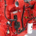 El Ram Cummins 6.7L es una referencia en los motores diésel de alto rendimiento. Introducido en 2007, este motor turbodiésel ha sido instalado en las camionetas Ram 2500 y 3500, alcanzando hasta 420 hp y 1,075 lb-ft de torque. Este motor es ampliamente reconocido por su fiabilidad y capacidad para soportar grandes cargas durante millones de kilómetros, con una vida útil estimada de 350,000 millas (563,000 km). No obstante, su sistema de emisiones es un desafío, presentando problemas en la recirculación de gases de escape y el sistema de partículas diésel (DPF), aunque sigue siendo uno de los más confiables en el mercado de vehículos pesados.