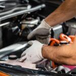 El Mazda RX-8 es otro ejemplo de un coche que puede parecer atractivo en la superficie, pero que esconde problemas graves debajo del capó. Con su motor rotativo, el RX-8 es único, pero también es conocido por su mala fiabilidad y sus altas emisiones de combustible. A pesar de ser divertido de conducir, el RX-8 es famoso por sus fallos de motor y sus elevados costes de reparación, lo que lo convierte en una mala elección para aquellos que buscan una inversión a largo plazo. En lugar de este modelo, podrías considerar el Subaru BRZ, que ofrece una experiencia de conducción similar con mucho más fiabilidad y eficiencia.